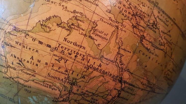 Original 1930's 14" Philips Plaster Globe - Image 4
