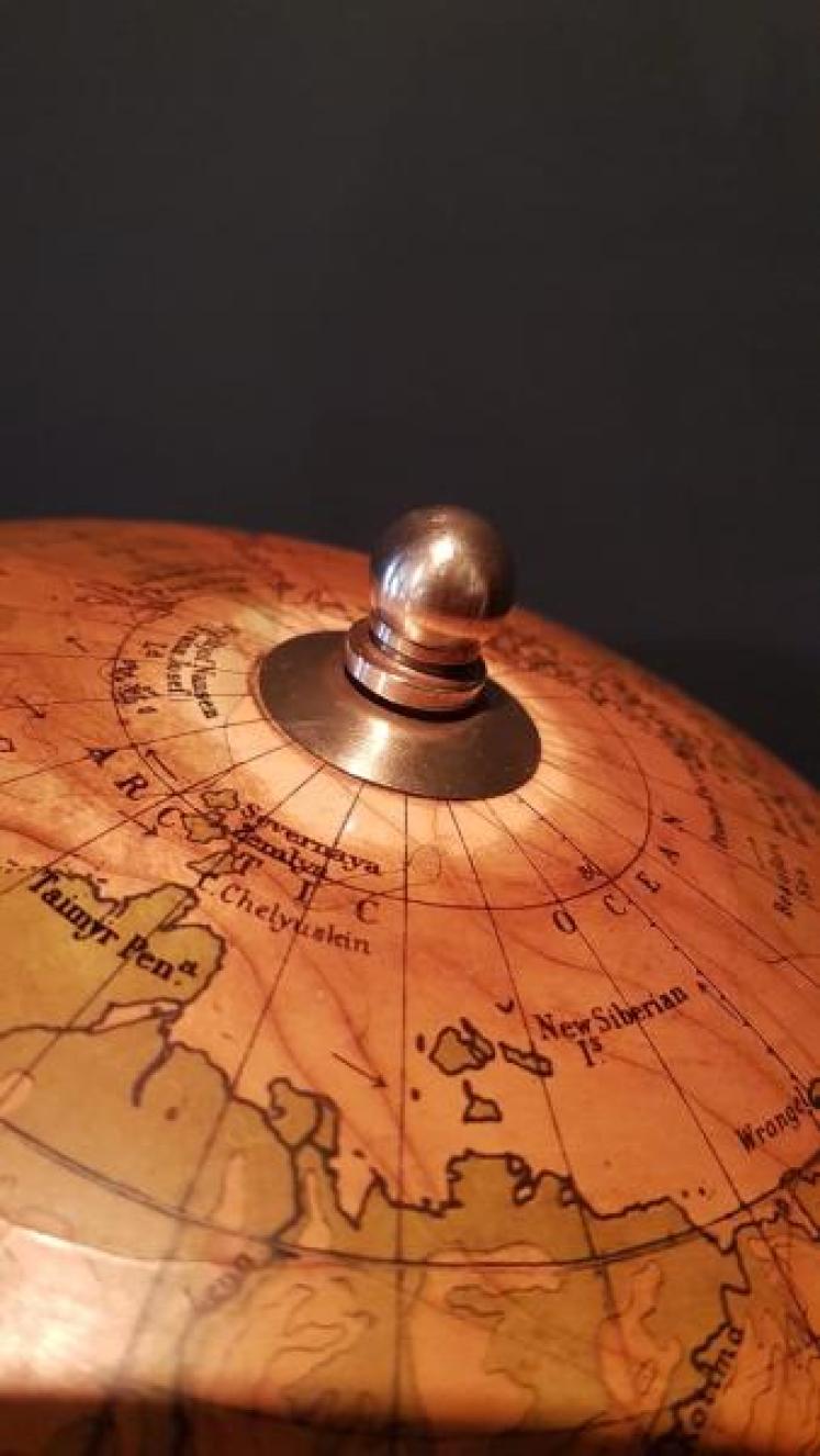 Original 1930's 14" Philips Plaster Globe - Image 5