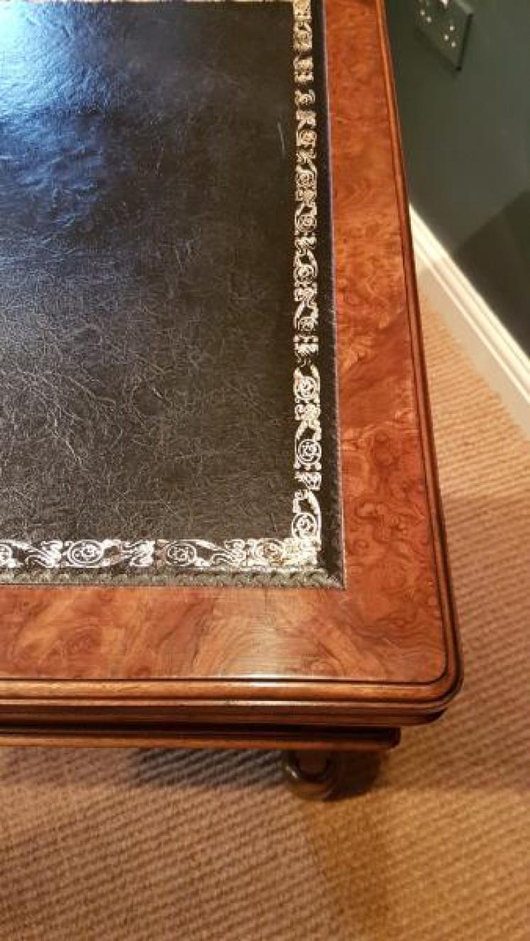 Fine Quality Early Victorian Walnut Writing Table - Image 5