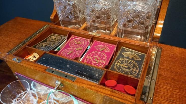 Superb Victorian Oak Tantalus & Games Compendium - Image 2