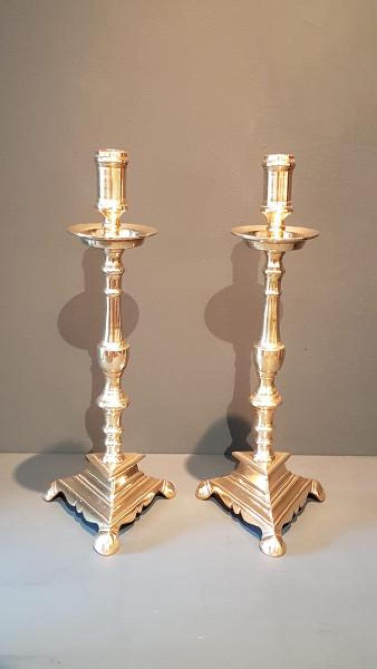 Superb Pair of Early Georgian Cast Brass Candlesticks - Image 1