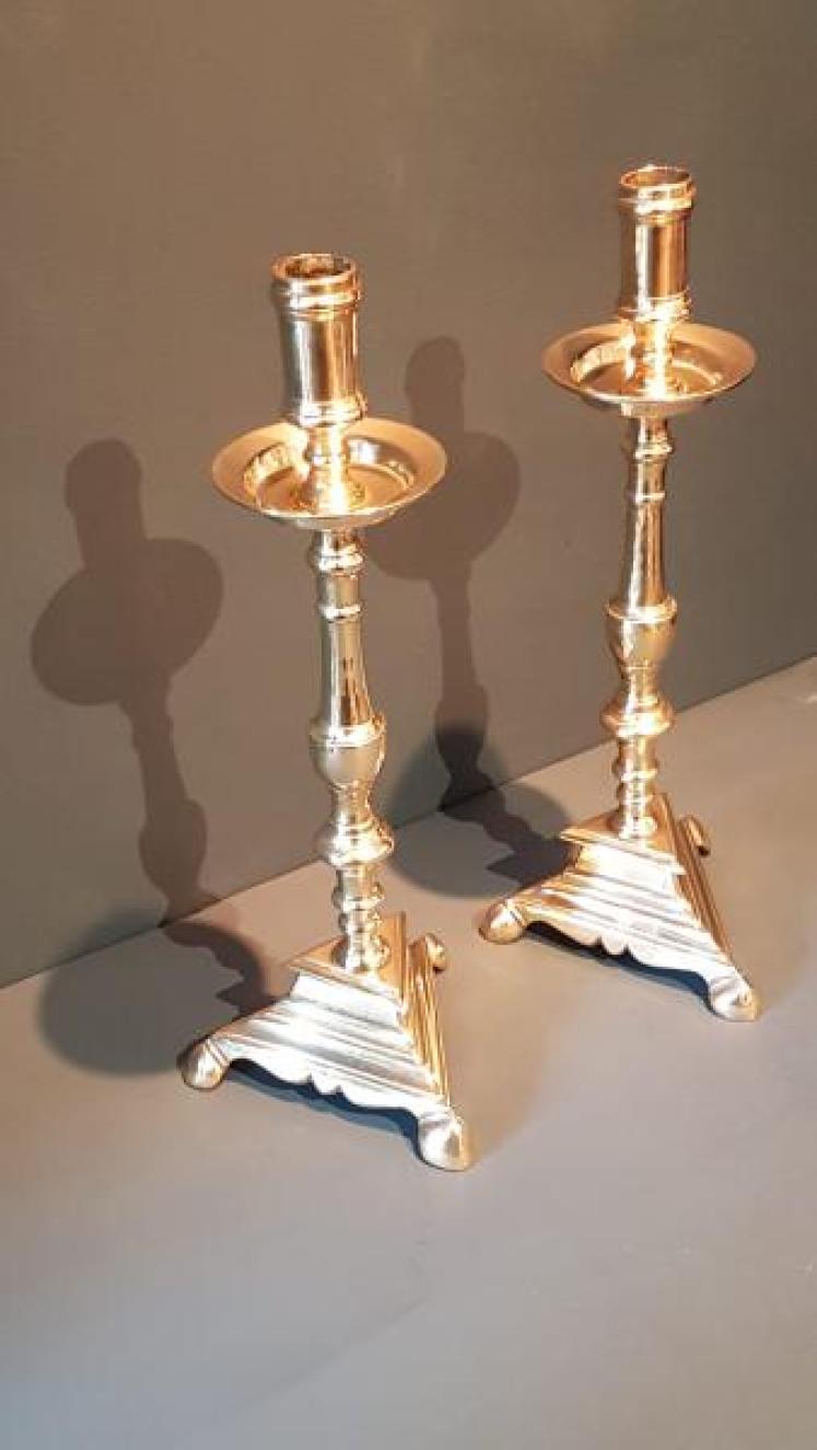 Superb Pair of Early Georgian Cast Brass Candlesticks - Image 2