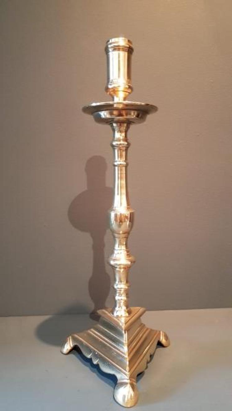Superb Pair of Early Georgian Cast Brass Candlesticks - Image 3