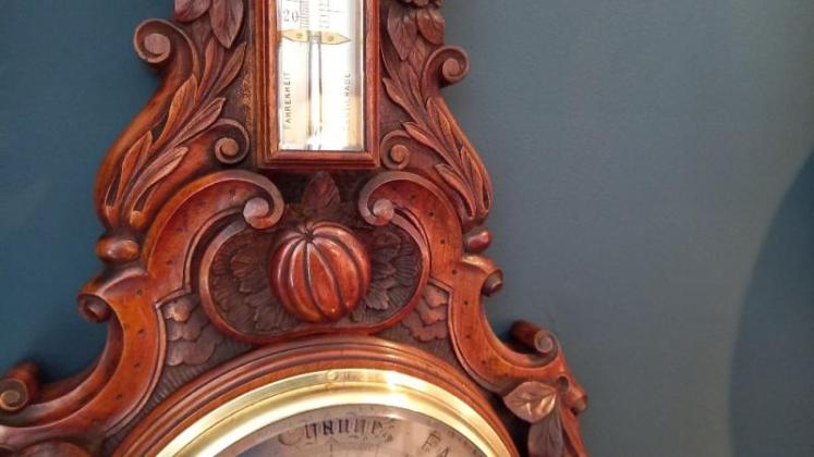 Superb Mid Victorian Solid Walnut Carved Banjo Barometer - Image 4