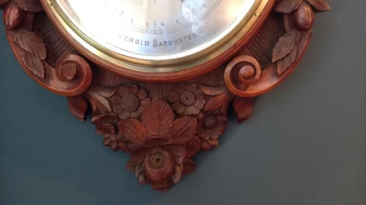 Superb Mid Victorian Solid Walnut Carved Banjo Barometer - Image 7