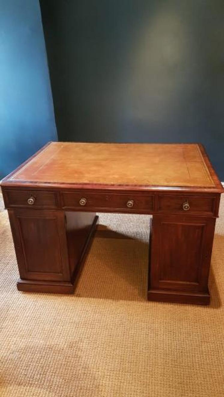Superb Early Victorian Mahogany Partner's Pedestal Desk - Image 2