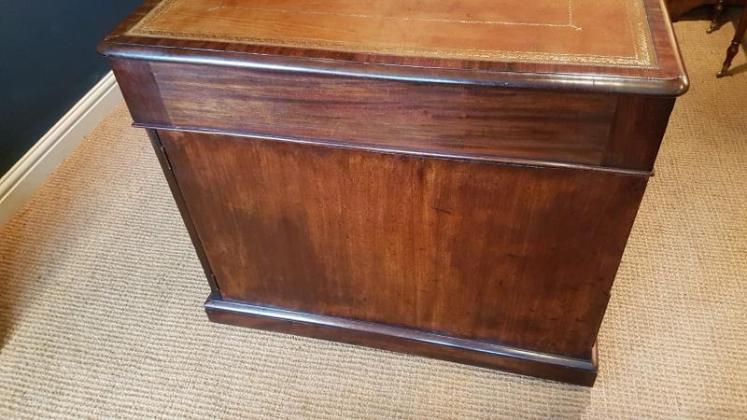 Superb Early Victorian Mahogany Partner's Pedestal Desk - Image 3
