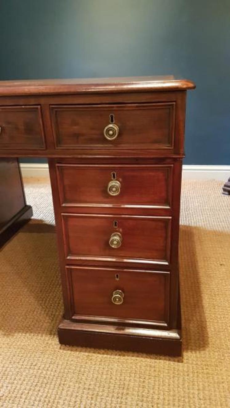 Superb Early Victorian Mahogany Partner's Pedestal Desk - Image 4