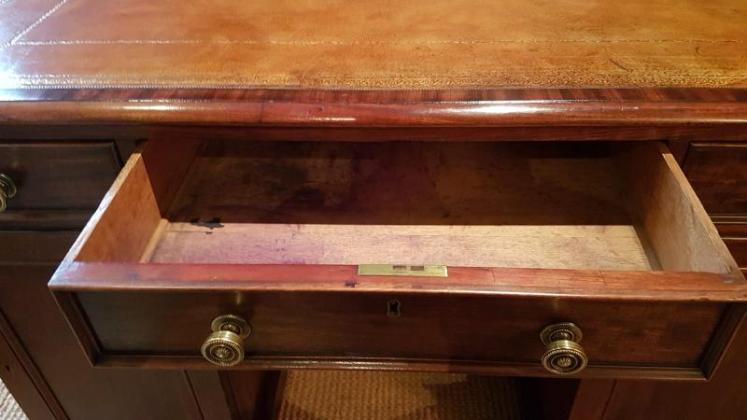 Superb Early Victorian Mahogany Partner's Pedestal Desk - Image 5