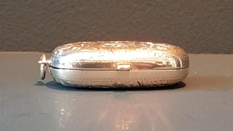 Fine Quality Engraved Silver Double Sovereign Case - Image 3