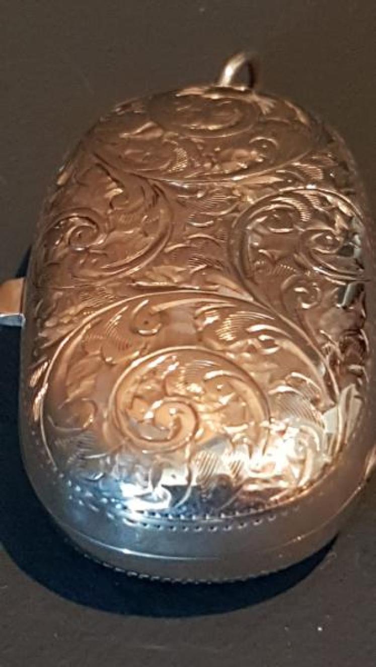 Fine Quality Engraved Silver Double Sovereign Case - Image 4