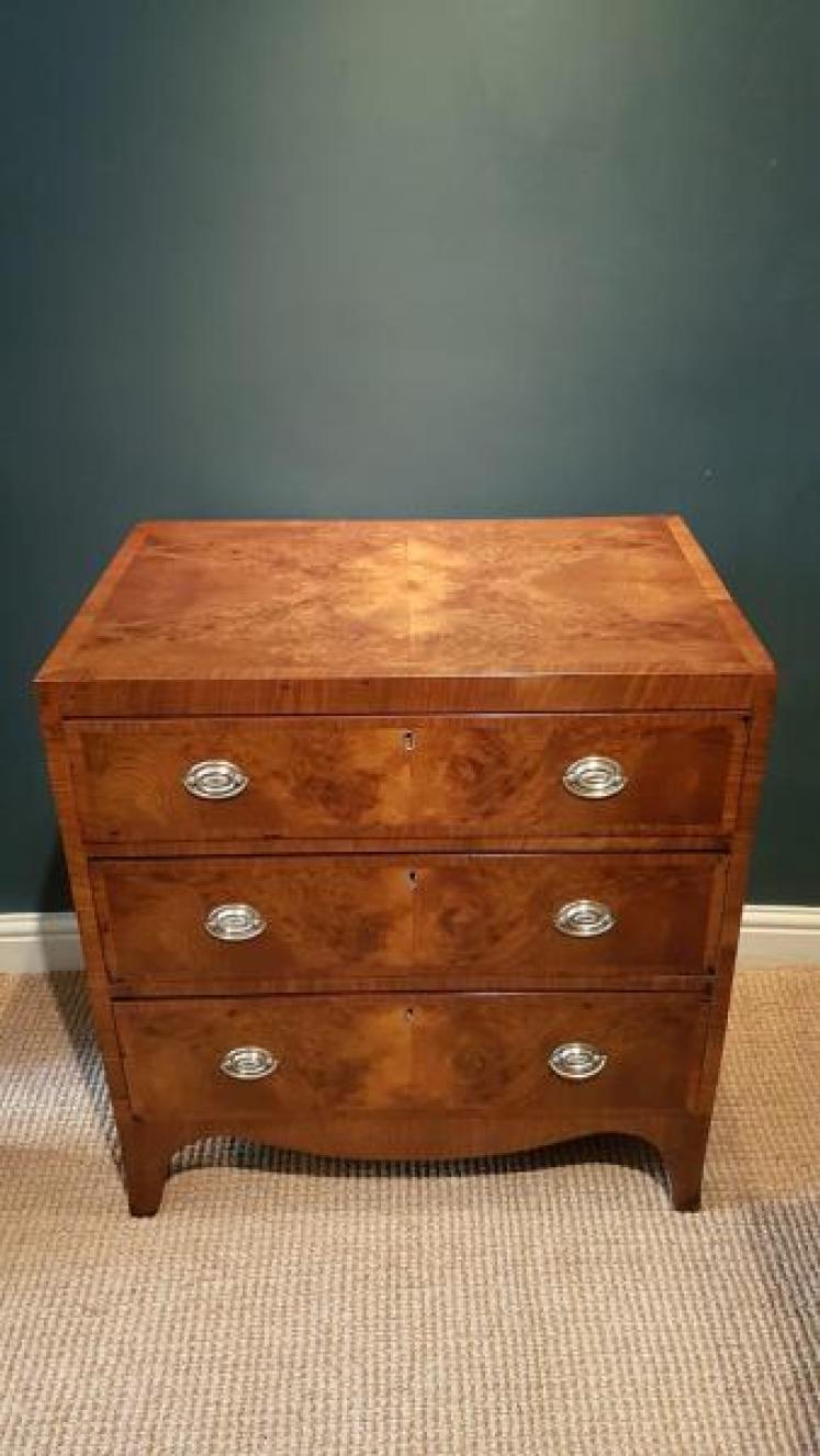 Fine Quality Small Proportioned Burr Walnut Chest of Drawers - Image 1