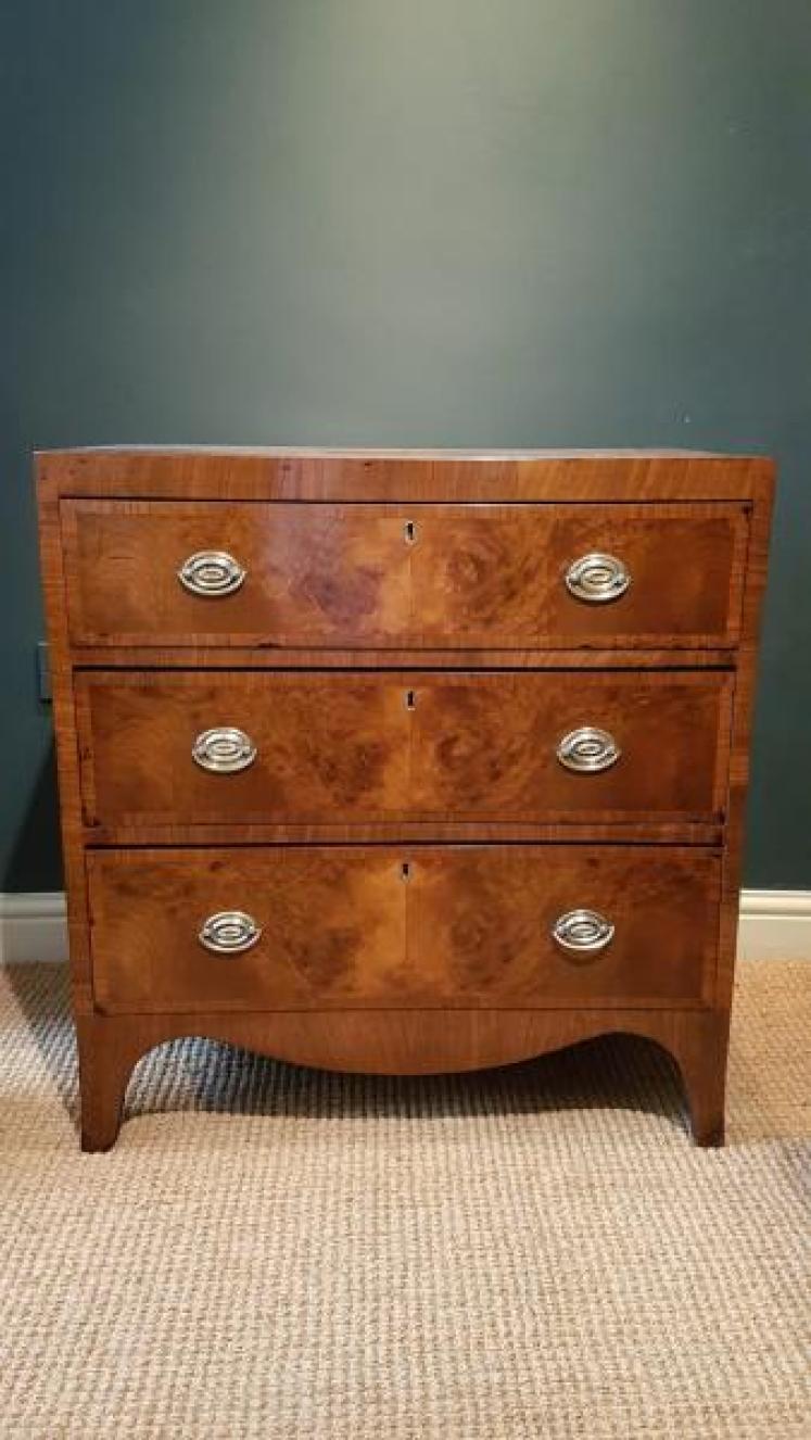 Fine Quality Small Proportioned Burr Walnut Chest of Drawers - Image 2
