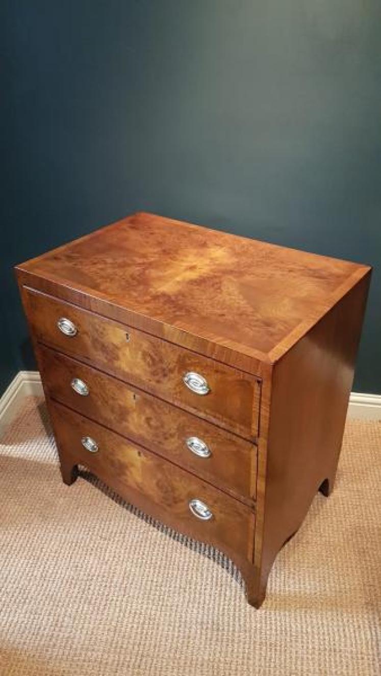 Fine Quality Small Proportioned Burr Walnut Chest of Drawers - Image 3