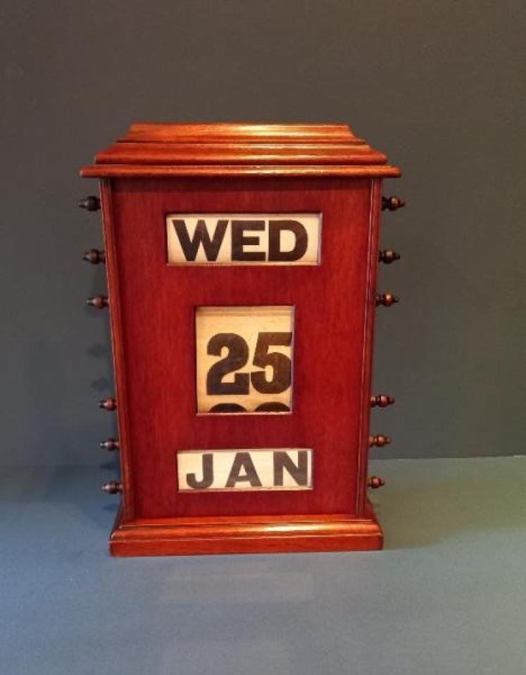 18" Edwardian Perpetual Desk Calendar - Image 1