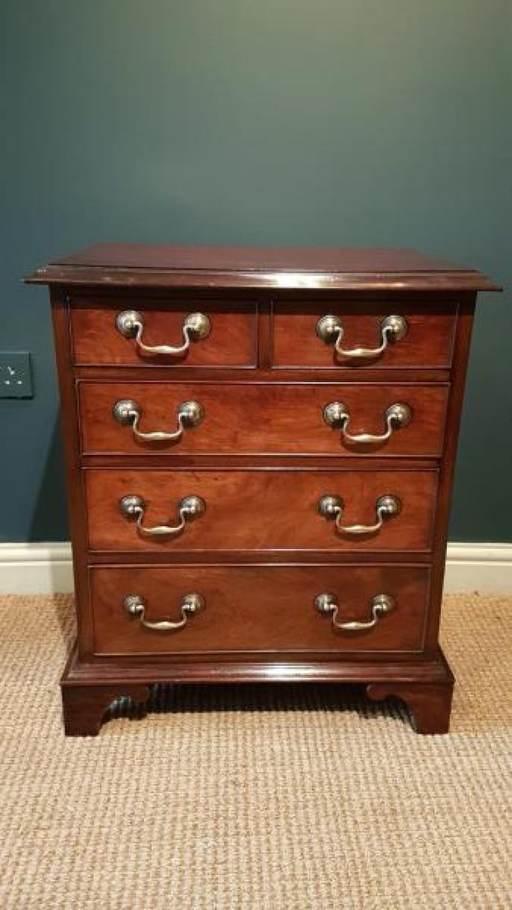 Small George III Mahogany Chest of Drawers - Image 1