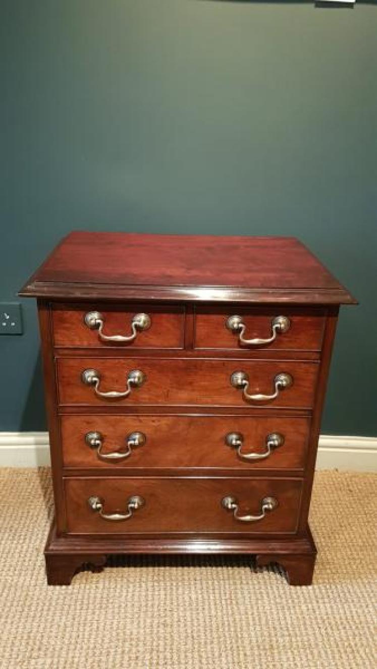 Small George III Mahogany Chest of Drawers - Image 4