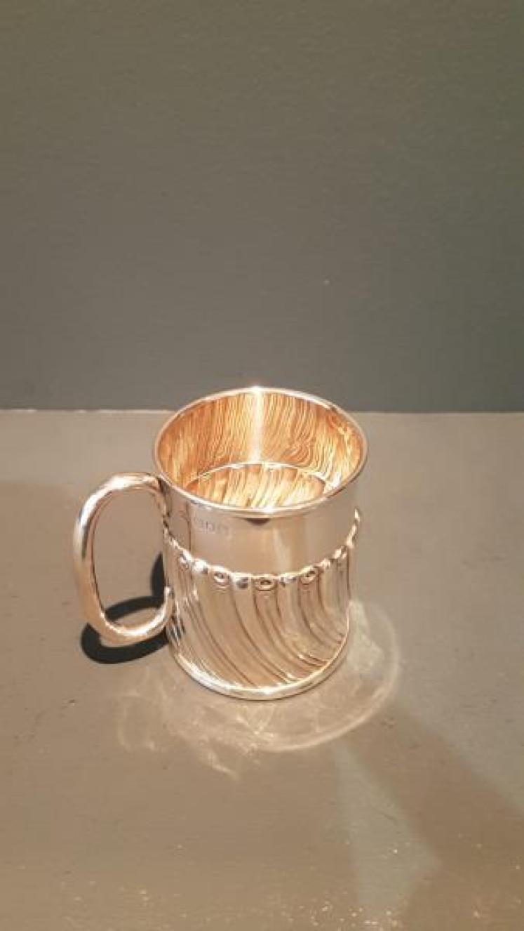 Childs Silver Mug by William Comyns - Image 3