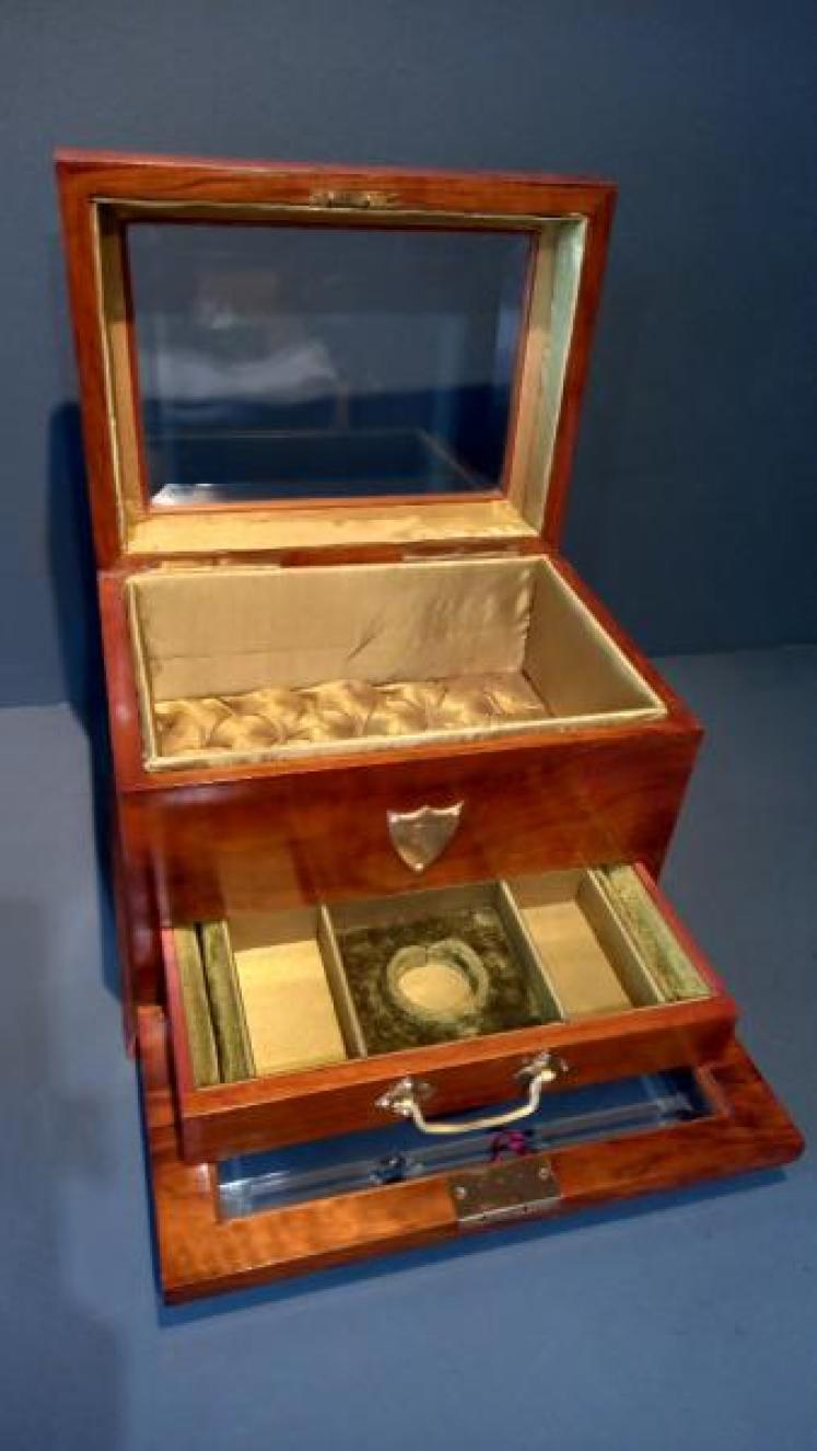 Superb Mid Victorian Walnut Glass Top Jewellery Box - Image 1
