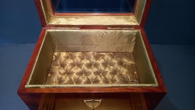 Superb Mid Victorian Walnut Glass Top Jewellery Box - Image 3
