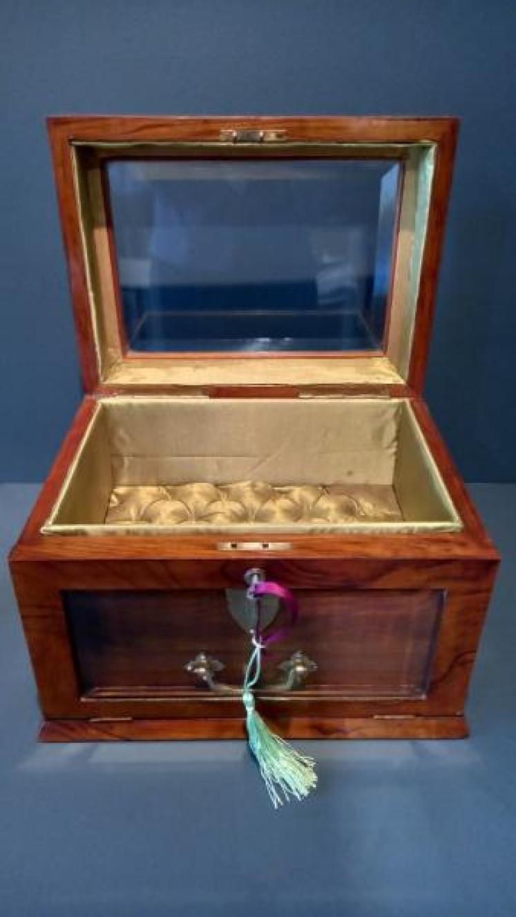 Superb Mid Victorian Walnut Glass Top Jewellery Box - Image 4