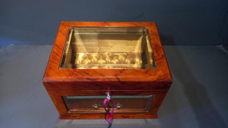 Superb Mid Victorian Walnut Glass Top Jewellery Box - Image 5