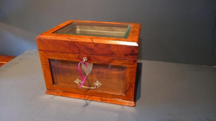 Superb Mid Victorian Walnut Glass Top Jewellery Box - Image 6