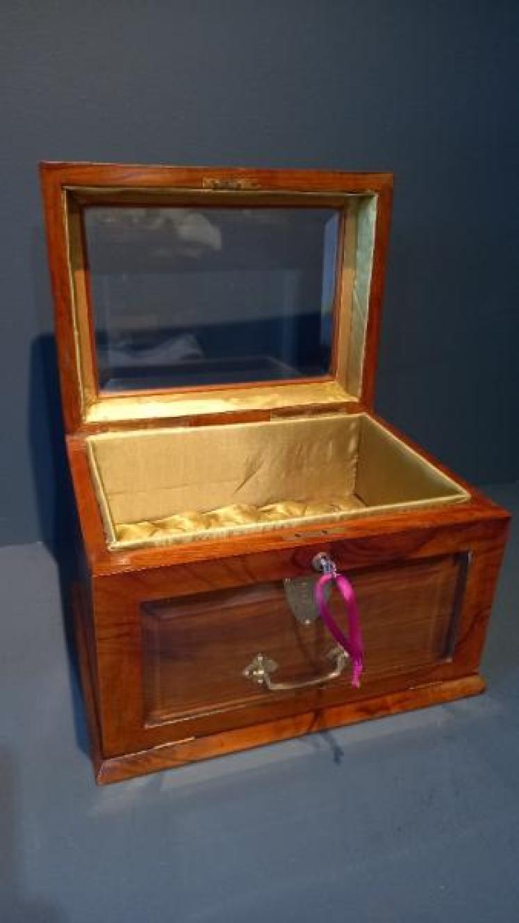 Superb Mid Victorian Walnut Glass Top Jewellery Box - Image 7