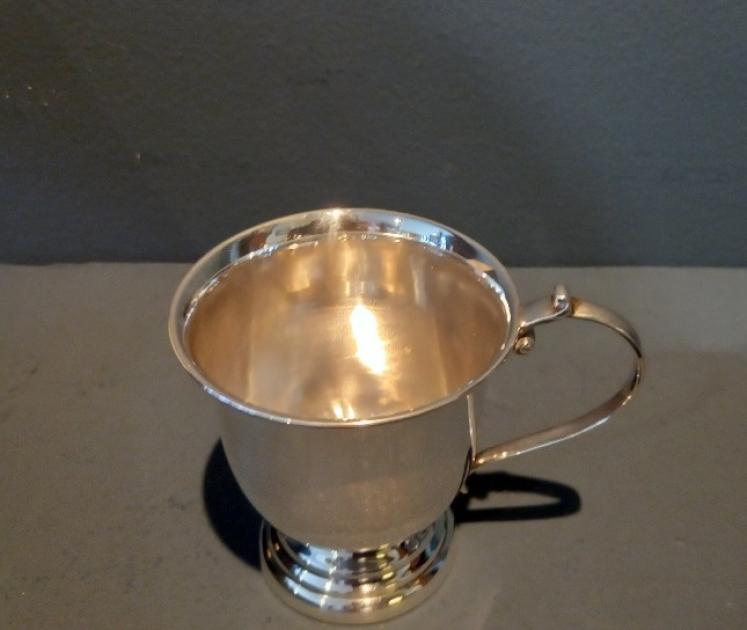 George V Period Silver Christening Mug in Presentation Case - Image 3