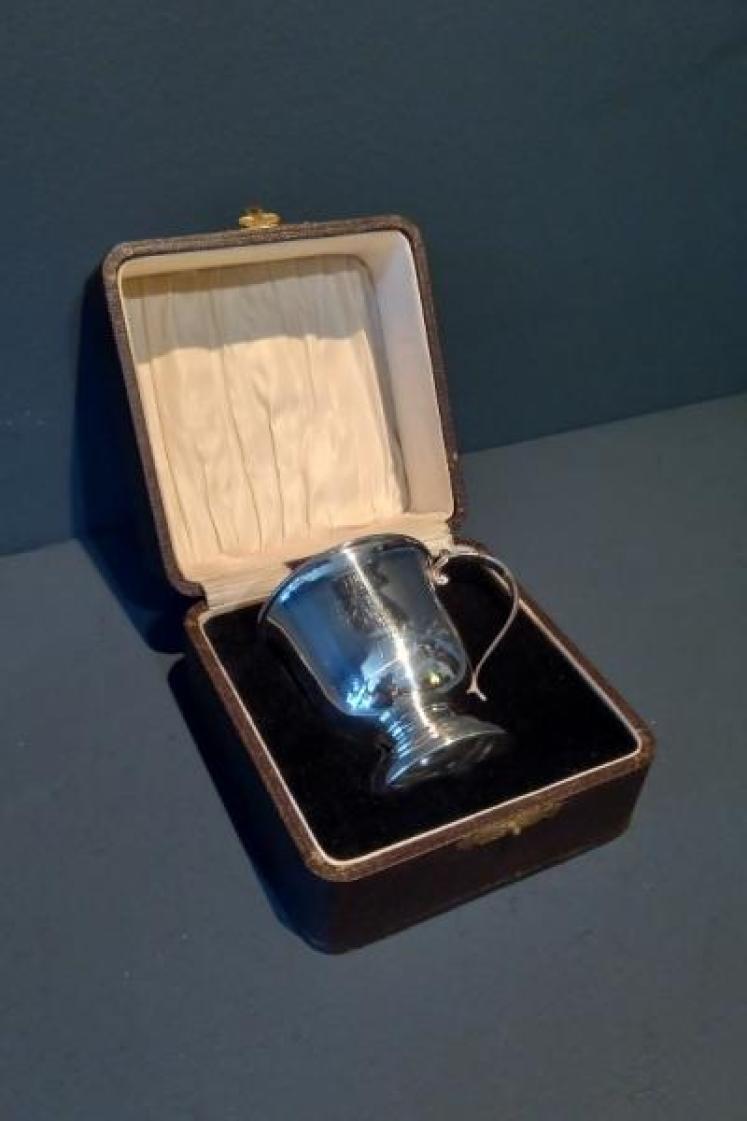 George V Period Silver Christening Mug in Presentation Case - Image 7