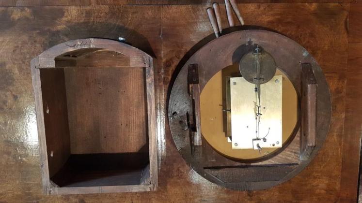 Victorian Walnut 8" Dial Clock - Image 4