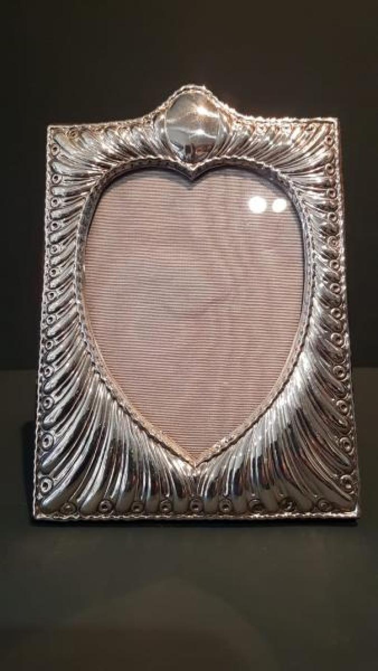 William Comyns Silver Heart Shaped Photo Frame - Image 1