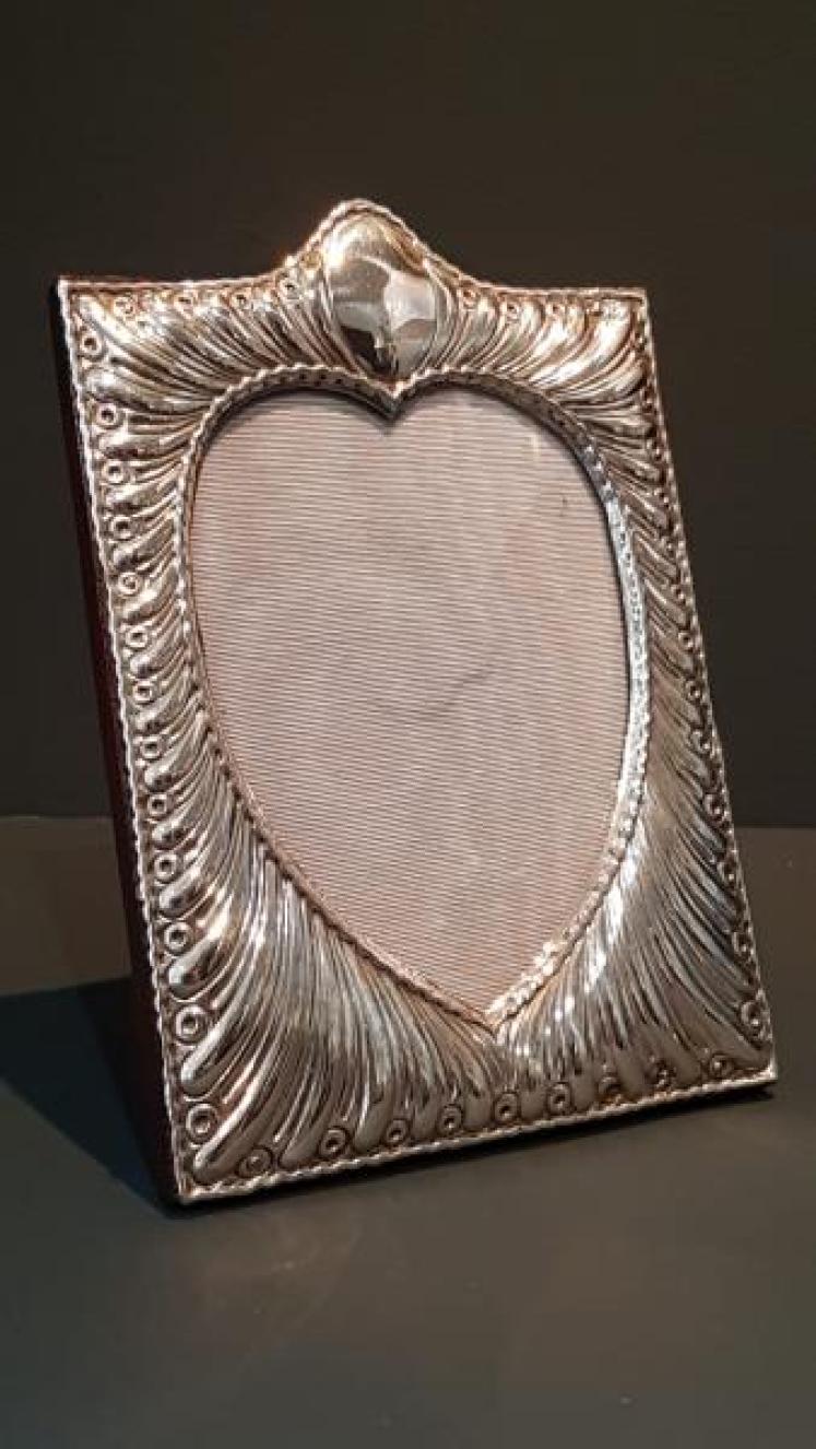William Comyns Silver Heart Shaped Photo Frame - Image 2