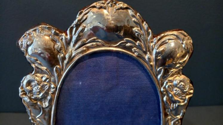 Art Nouveau Silver Flower Decorated Photo Frame - Image 3