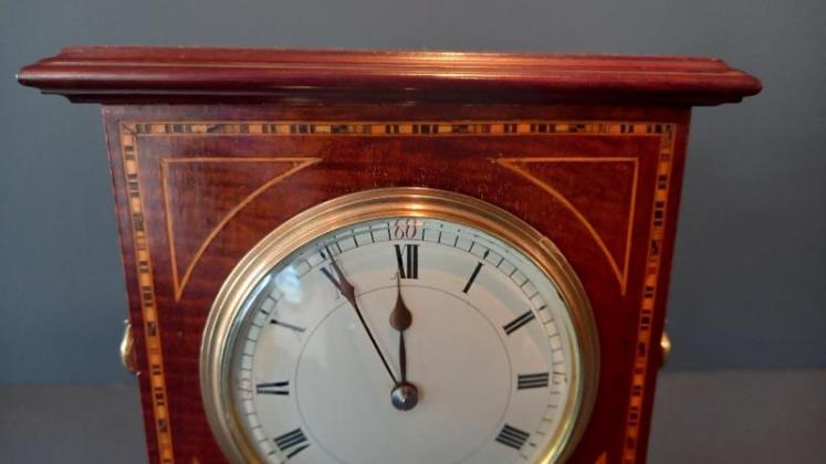 Antique Bracket Style Chequered Inlay Mantel Clock - Image 3
