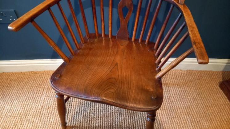 Early Victorian Ash & Elm Comb Back Windsor Armchair - Image 3