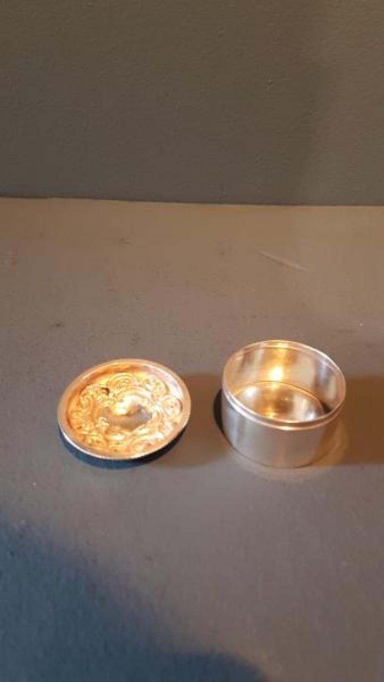 Victorian Embossed Silver Pill Box - Image 2