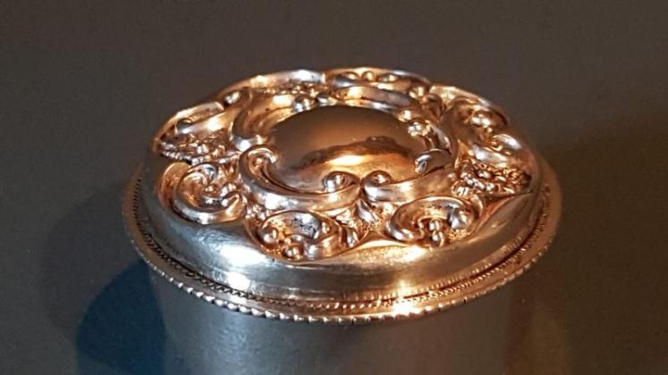 Victorian Embossed Silver Pill Box - Image 4