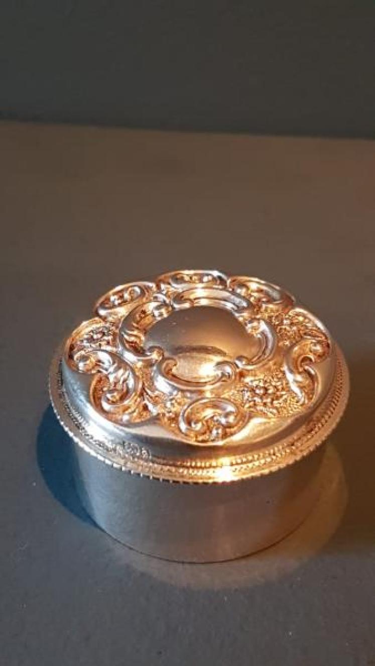 Victorian Embossed Silver Pill Box - Image 5