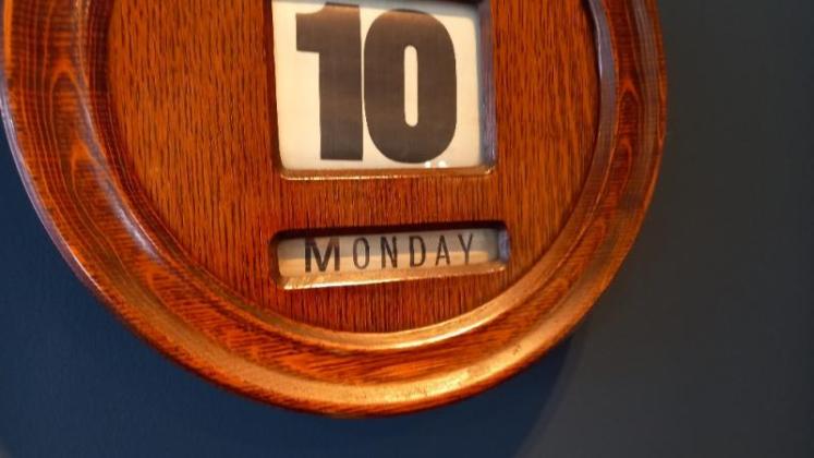 Large Antique Polished Oak Perpetual Wall Calendar - Image 3