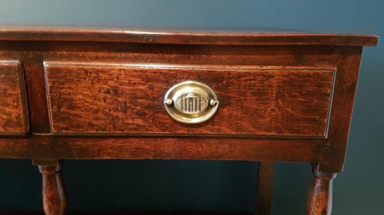 Stylish George III Oak Open Pot Board Dresser - Image 2