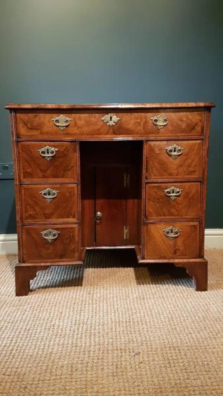 George II Kneehole Desk - Image 2