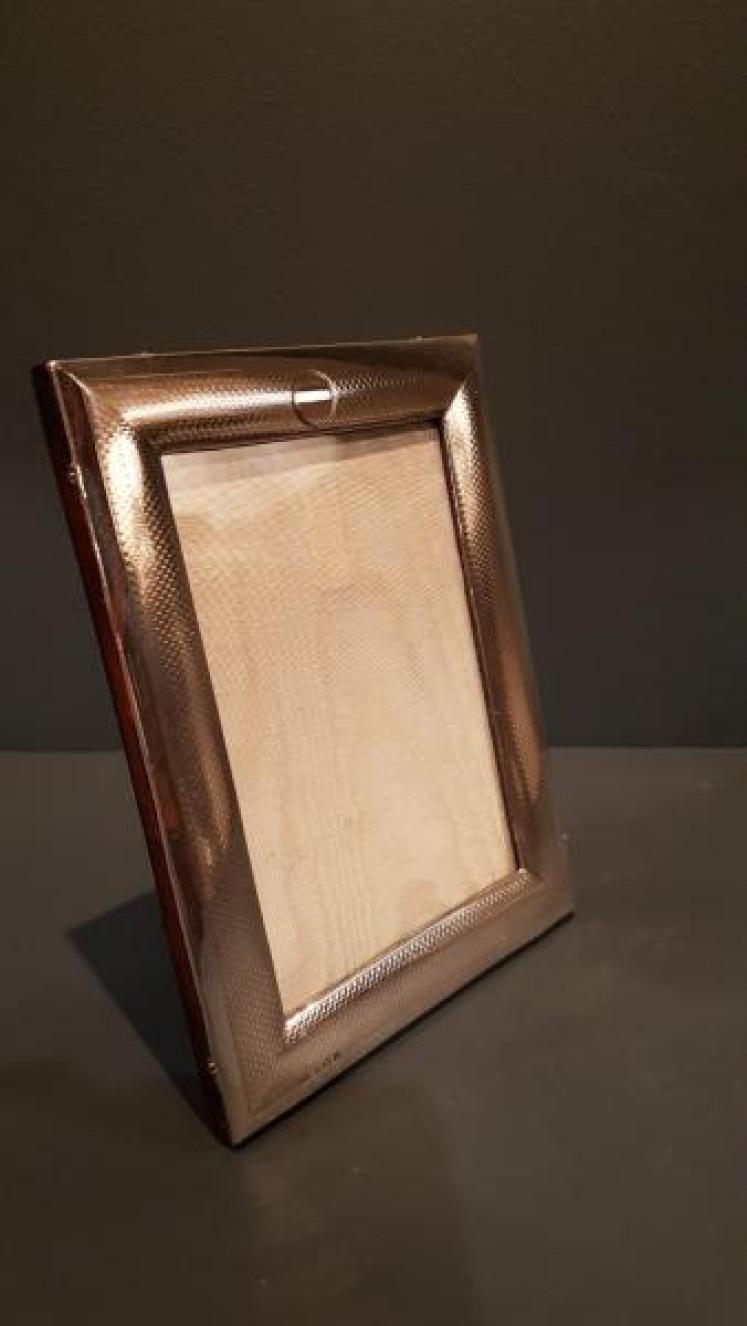 George V Silver Engine Turned Photo Frame - Image 2