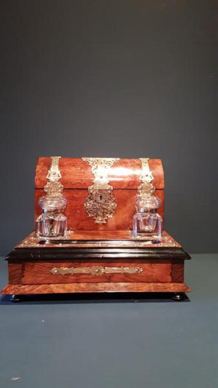 Fine Quality Victorian Walnut Stationary and Ink Stand  - Image 2