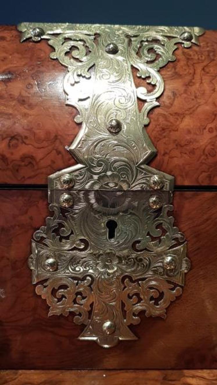 Fine Quality Victorian Walnut Stationary and Ink Stand  - Image 6