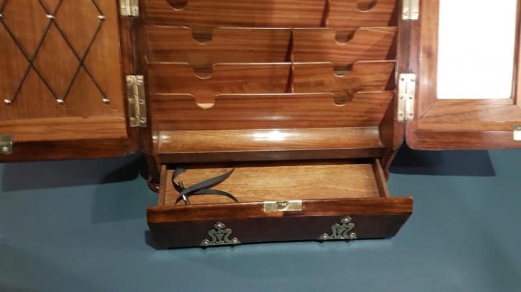 Superb Victorian Walnut Stationary Box - Image 4
