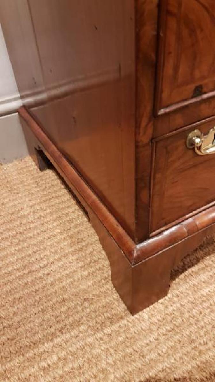 Superb George I Walnut Kneehole Desk  - Image 7