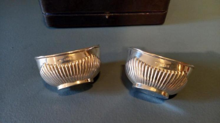Edwardian Period Boxed Pair of Silver Dishes  - Image 5