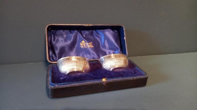 Edwardian Period Boxed Pair of Silver Dishes  - Image 7