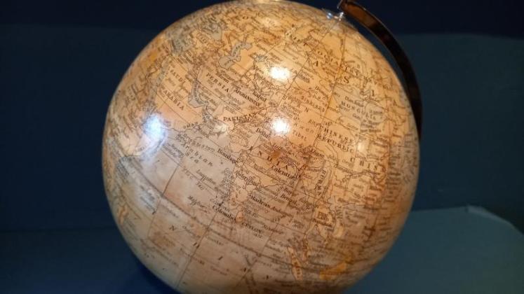 1930's 10" Geographia Papier Mache Globe - Image 5